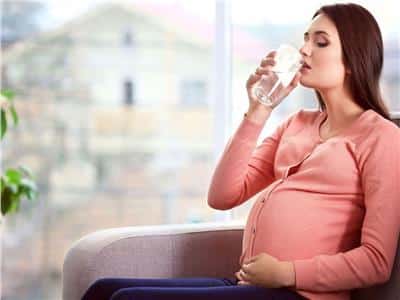 اطعمة تزيد وزن الجنين - لا تنسي شرب الماء بكميات كافية