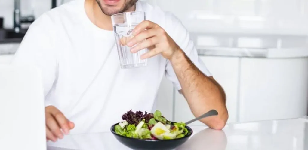 صورة نمط حياة صحي تشمل شرب الماء، تناول الخضروات