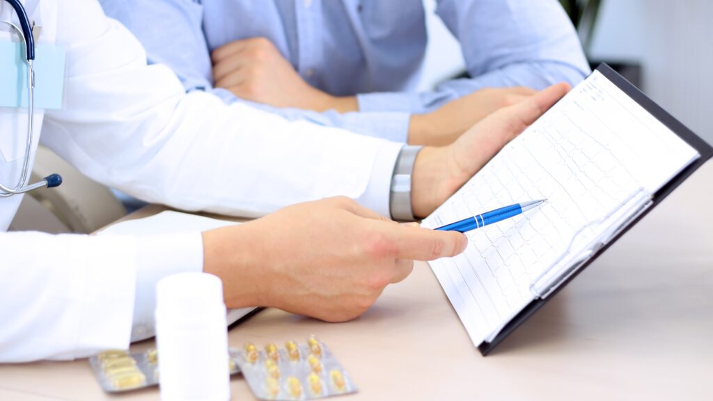 طبيب يوضح أخطاء الحقن وتأثيرها على ثبات الدهون باستخدام نموذج أو رسم توضيحي.