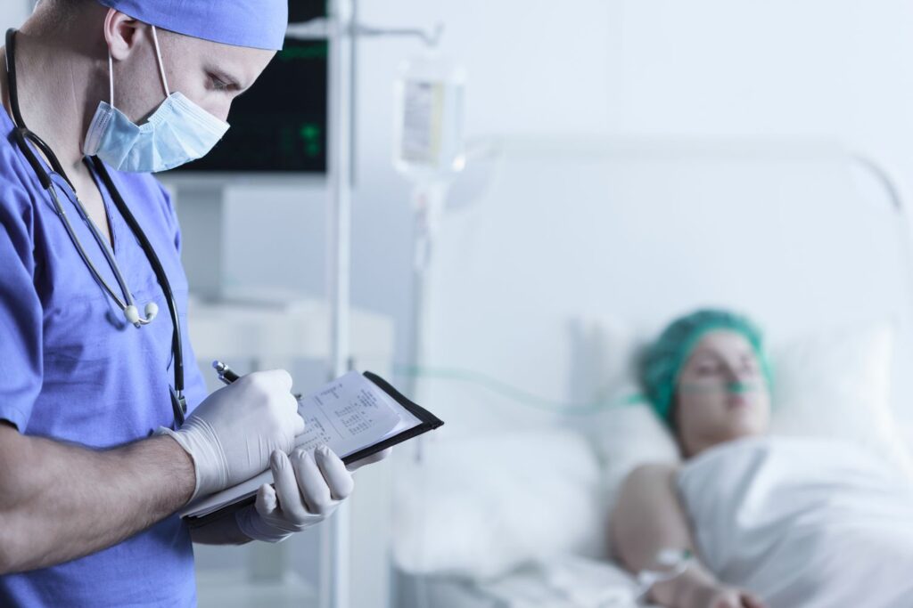 كيف تعتني بمنطقة حقن الدهون-مريضة تستريح في السرير بعد عملية تجميل، مع ضمادة ناعمة على الوجه أو الثدي، وإضاءة هادئة توحي بالراحة والتعافي.

