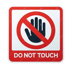 يد ترفع لافتة "No Touching" 

