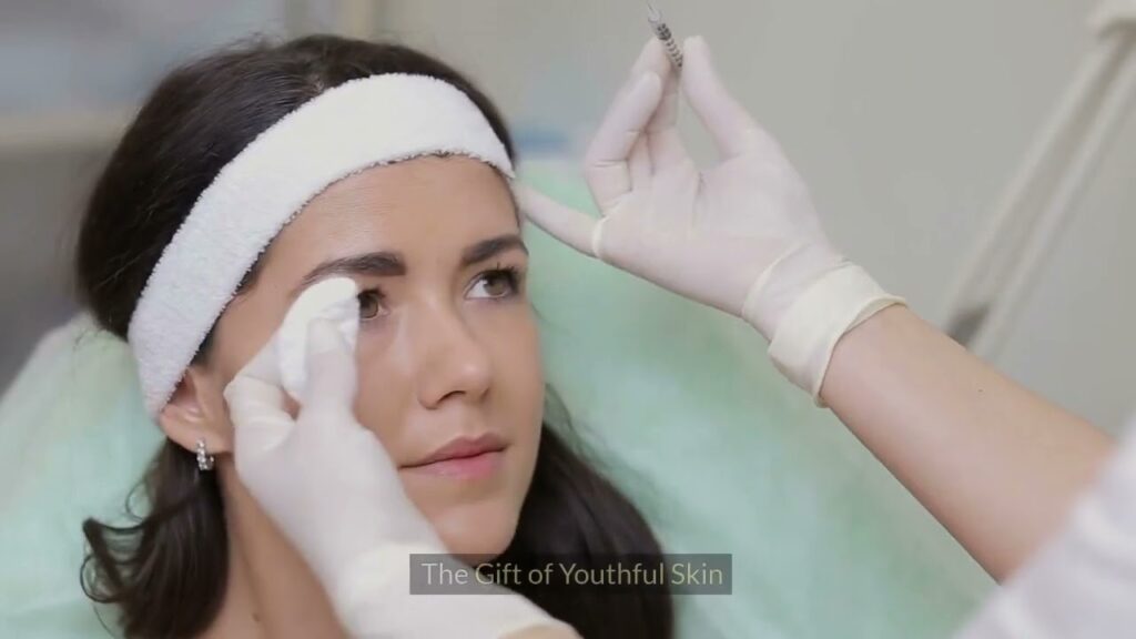 صورة لامرأة في عيادة تزيل مكياجها استعدادًا للجلسة.